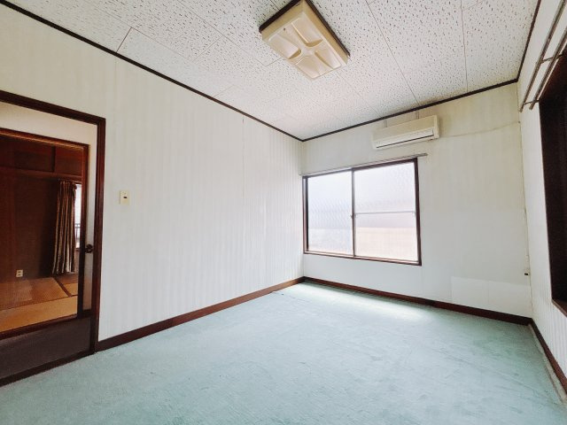 【中古戸建】前橋市六供町3丁目の洋室|■2階洋室｜6帖もある開放的な洋室です。