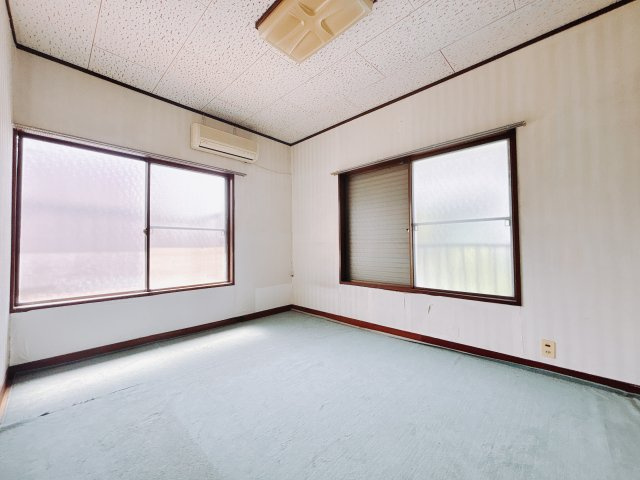 【中古戸建】前橋市六供町3丁目の和室|■2階洋室｜大きな窓付きなので、あたたかな日差しも差し込みます！