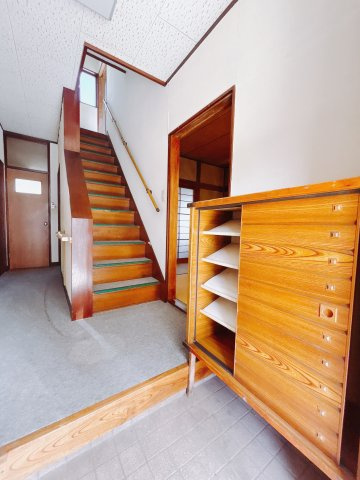 【中古戸建】前橋市六供町3丁目の玄関|■玄関｜「玄関から、我が家を心地よく。自然の風や光を感じられる気持ちのいい玄関へ。