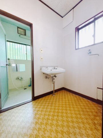 【中古戸建】前橋市六供町3丁目の独立洗面台|■洗面室｜洗濯機も置けるほどの洗面室です。