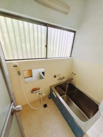 【中古戸建】前橋市六供町3丁目の浴室|■浴室｜大きな窓がついていて、しっかり換気もできます！