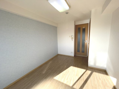 【居間・リビング】 | エムロード新大阪 | 個人の部屋や寝室として使える洋室です