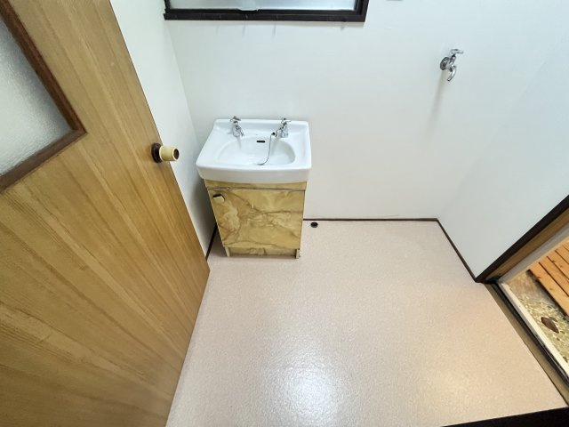 新家2丁目貸家の洗面所