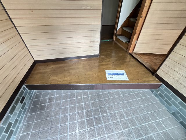 新家2丁目貸家の玄関