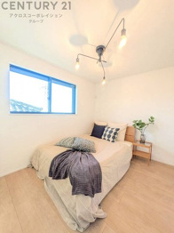 寝室…リラックスできるプライベート空間で、快適な睡眠をサポート。個人の好みに合わせたインテリアや寝具で心地良さを追求。プライベートな時間を過ごし、リフレッシュする場所におすすめです。