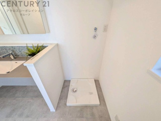 洗濯物の仕分け作業がしやすく、整理整頓が容易になります。洗濯音や湿気を他の部屋に持ち込まず、生活環境を快適に保ちます。上部を活用すれば収納スペースを確保でき洗剤や洗濯用品の整理もしやすくなります。