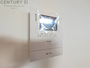 訪問者が来たときにテレビ画面で確認できるため、安心してドアを開けられます。録画機能があるものもあり、留守中に来訪者を記録しておくことができます。利便性が高く、セキュリティ面でも安心です。