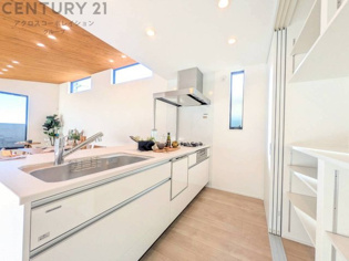 使いやすさを兼ね備えた対面式システムキッチンは、効率的な作業スペースを提供し、家族やゲストとのコミュニケーションを促進します。