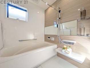 気密性と断熱性に優れ、外気の影響を受けにくく、浴室内の温度を一定に保ちやすいです。特に冬場は、暖房効率が高まり、快適なバスタイムを過ごせます。