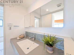 化粧品や洗顔料、歯ブラシなどの必需品をまとめて置ける収納スペースがあり、使用するたびに取り出す手間が省けます。また、水回りのため、濡れても大丈夫な素材が使用されており、お手入れが簡単です。