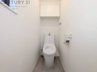 温水洗浄便座付トイレは温水洗浄機能により、暖かい水でおしりを洗浄することができ、冷たい水を使う従来の便座に比べ、温水洗浄機能で暖かいトイレを提供し、快適な使用を可能にします。