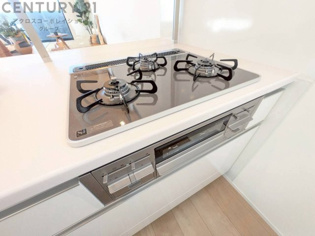 多数の調理器具を同時に使用でき、料理の効率化が可能。省エネで節約になり、様々な料理スタイルに適応できます。また、火力調整が独立しており、手入れや掃除もしやすく、今よりもっとお料理が楽しくなるかも。