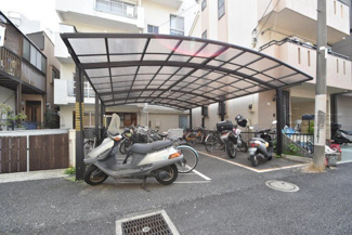 【駐車場】 | バイク置き場。空き区画の有無や駐輪料金、サイズおよび排気量規定などについては、改めてお問い合わせください。～即日のご見学可能～　お問合せはお気軽にどうぞ。