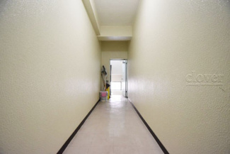 【その他共用部分】 | マンションの共用廊下です。きれいに清掃されています。周囲のお部屋の様子も、ぜひ伺ってみてください。～即日のご見学可能～　お問合せはお気軽にどうぞ。