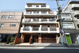 【外観】 | 青空によく映える建物です。手入れの行き届いた外壁やマンション正面エントランスなど、綺麗な姿をぜひ一度、現地にてご覧ください。～即日のご見学可能～　お問合せはお気軽にどうぞ。