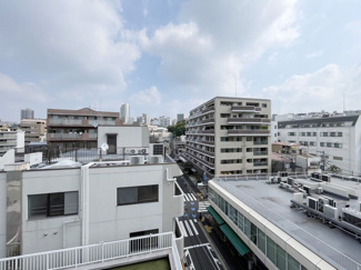 【展望】 | 眼前に広がる空の雄大さと、このお部屋の自慢の一つである「眺望」をご覧ください。毎日、この景色を独り占めできる新生活に夢が広がります。～即日のご見学可能～　お問合せはお気軽にどうぞ。
