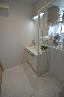 【内観：施工例】 | グランエクセラ港北/小机町 | 小机町７号棟洗面所　※間取り・クロス、フローリング、建具等の配色は棟ごとに違います。