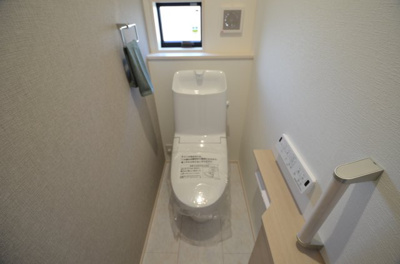 【内観：施工例】 | グランエクセラ港北/小机町 | 小机町７号棟トイレ　※間取り・クロス、フローリング、建具等の配色は棟ごとに違います。