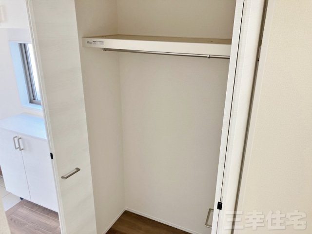 碧南市堀方町の居間・リビング|家具の配置に困らない使い勝手のいいリビング♪キッチンには収納があって食材ストックに困りません！