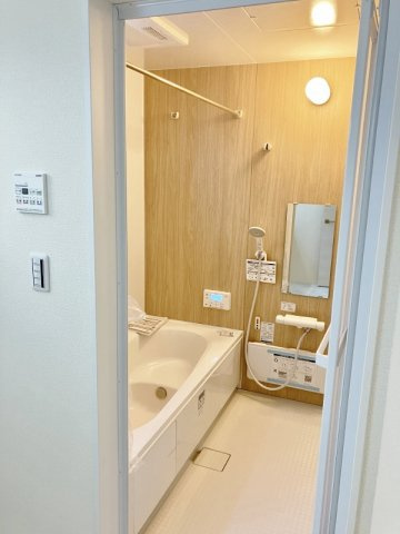 碧南市堀方町の洗面所|嬉しい３面鏡ついつい長居してしまいそう。もちろんシャワー水栓です♪