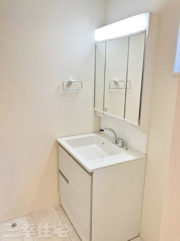 碧南市堀方町のトイレ|1階2階に洗浄便座を標準装備しています。水量は従来品より約60%カットされていて経済的です