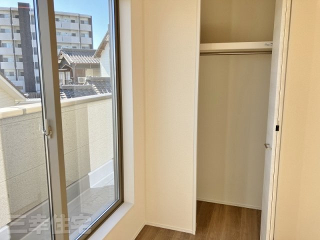 碧南市堀方町の洋室|洋室5.25帖　このお部屋もバルコニーに面しています