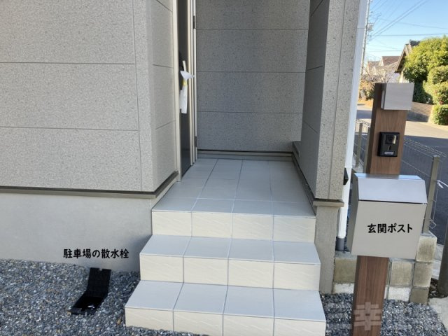 碧南市堀方町の玄関|落ち着きのあるモダンなフローリング。明るく清潔感ある白を基調としたクロスは飽きがきません
