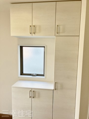 碧南市堀方町の収納|玄関のファミリークローク。帰宅後すぐに上着を収納。良い習慣が身に付きますね♪