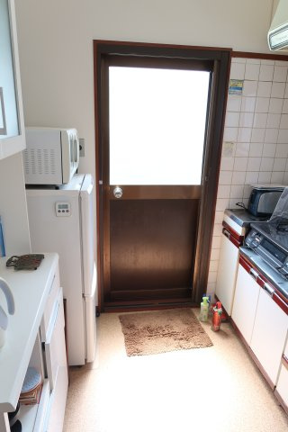 野洲市冨波乙　中古戸建のキッチン|●勝手口からお庭に出られます