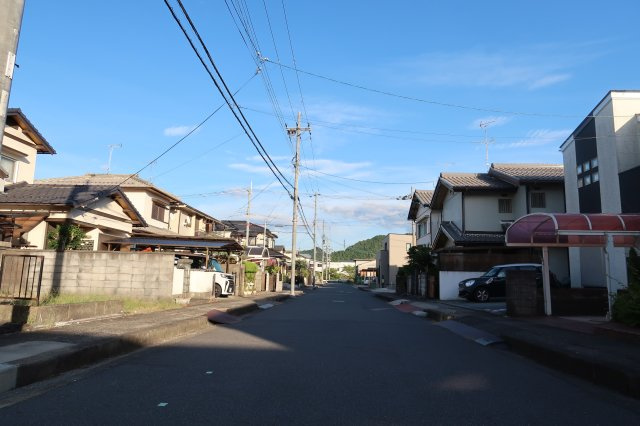 野洲市冨波乙　中古戸建の前面道路含む現地写真