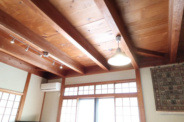 野洲市冨波乙　中古戸建|●リビングの天井　古民家風な造りです