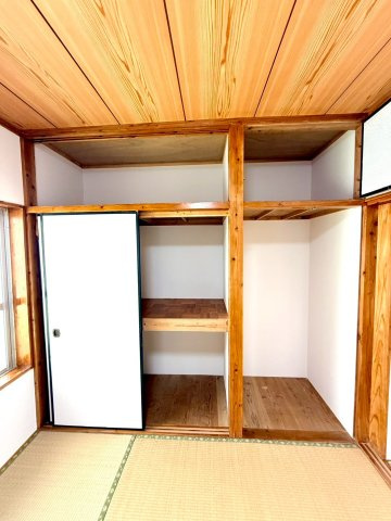 那覇市壺屋２丁目の中古一戸建の収納|１階和室６帖①大容量の押し入れ収納付き
