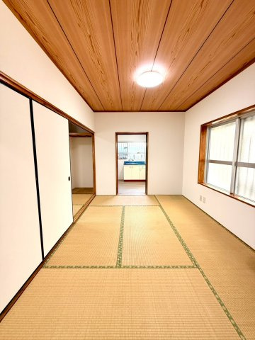 那覇市壺屋２丁目の中古一戸建の和室|大きな窓付きで明るい、１階和室６帖②