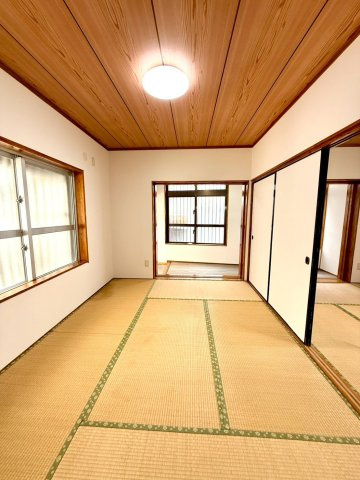 那覇市壺屋２丁目の中古一戸建の和室|大きな窓付きで明るい、１階和室６帖②