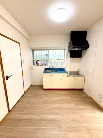 那覇市壺屋２丁目の中古一戸建のキッチン|リフォーム済の１階ダイニングキッチン・ゴミ出しも楽々な勝手口付き