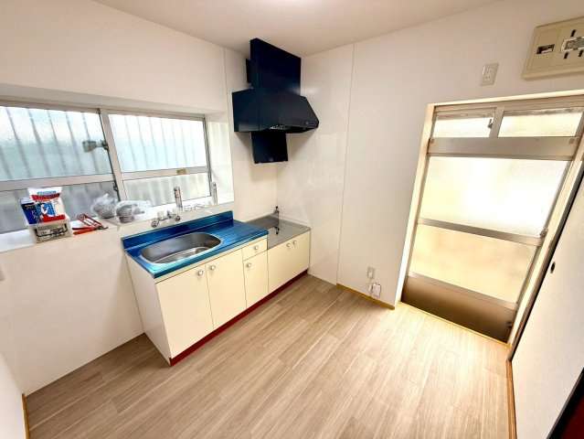 那覇市壺屋２丁目の中古一戸建のキッチン|大きな窓付きで明るい１階ダイニングキッチン・リフォーム済です！