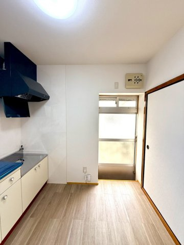 那覇市壺屋２丁目の中古一戸建のキッチン|ゴミ出しも楽々な勝手口付きの１階ダイニングキッチン