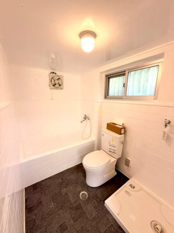 那覇市壺屋２丁目の中古一戸建の浴室|リフォーム済の１階トイレ兼お風呂場＆洗濯機置き場