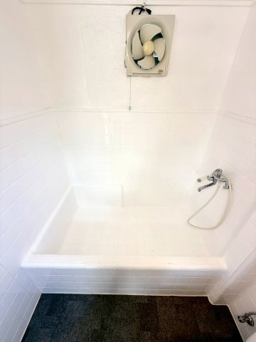 那覇市壺屋２丁目の中古一戸建の浴室|リフォーム済でピカピカのお風呂の浴槽◎