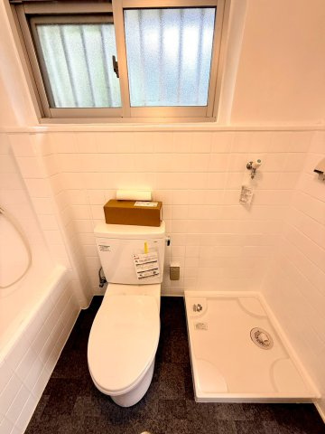 那覇市壺屋２丁目の中古一戸建のトイレ|リフォーム済でピカピカのトイレ＆室内洗濯機置き場