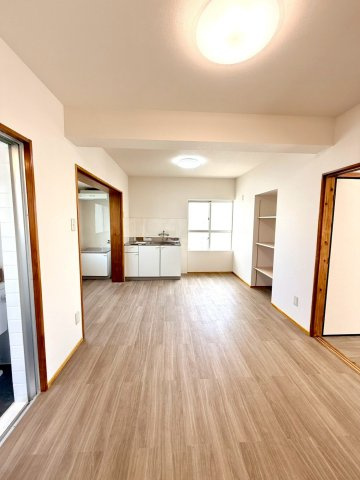 那覇市壺屋２丁目の中古一戸建の居間・リビング|リフォーム済の２階ダイニングキッチン