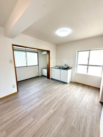 那覇市壺屋２丁目の中古一戸建のキッチン|二面採光で明るいリフォーム済の２階ダイニングキッチン