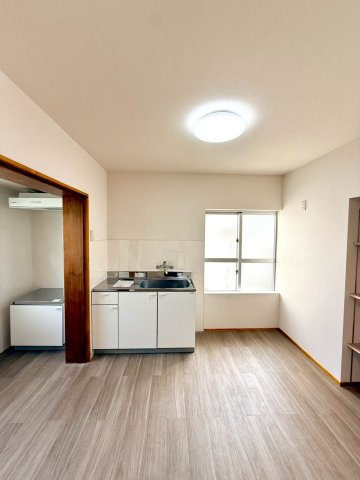 那覇市壺屋２丁目の中古一戸建の居間・リビング|大きな窓付きで明るい印象の２階ダイニングキッチン・リフォーム済です！