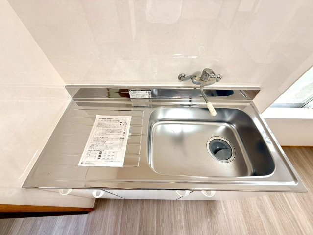 那覇市壺屋２丁目の中古一戸建のキッチン|新しく設置したピカピカのキッチンです◎