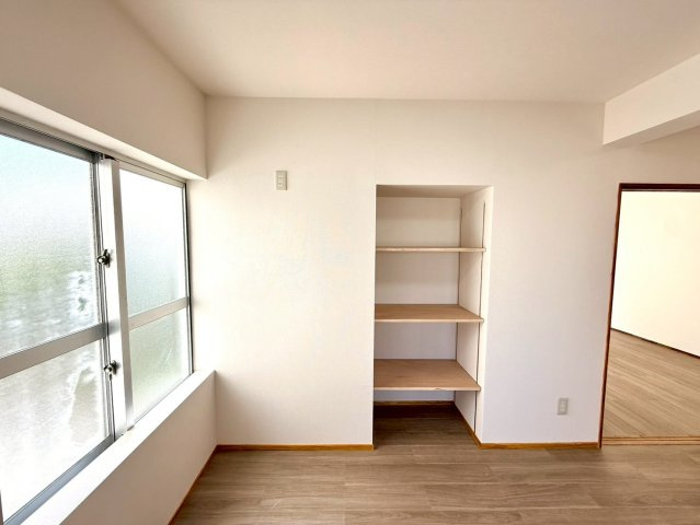 那覇市壺屋２丁目の中古一戸建の収納|ダイニングキッチンに設置された、可動式棚付きの収納◎