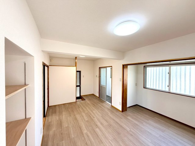 那覇市壺屋２丁目の中古一戸建の居間・リビング|ダイニングキッチンから見た、玄関の眺め