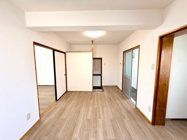 那覇市壺屋２丁目の中古一戸建の洋室|ダイニングキッチンから見た、玄関の眺め