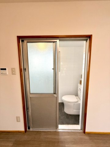 那覇市壺屋２丁目の中古一戸建の浴室|リフォーム済のシャワールーム兼トイレの入り口