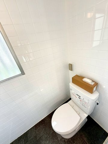 那覇市壺屋２丁目の中古一戸建のトイレ|リフォーム済でピカピカの２階トイレ◎