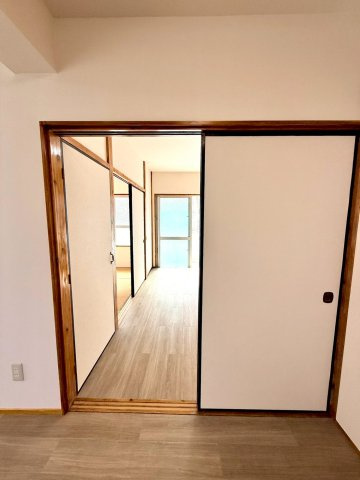 那覇市壺屋２丁目の中古一戸建の洋室|畳からフローリングにリフォーム済の２階洋室６帖